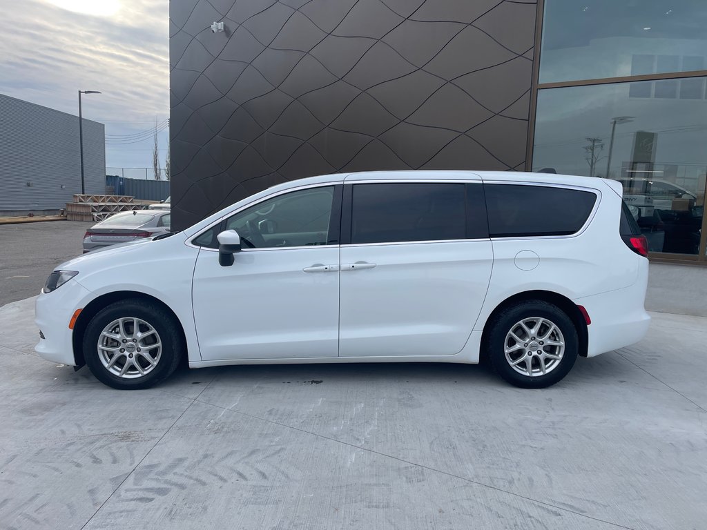 2022 Chrysler Grand Caravan SXT in Winnipeg, Manitoba - 2 - w1024h768px