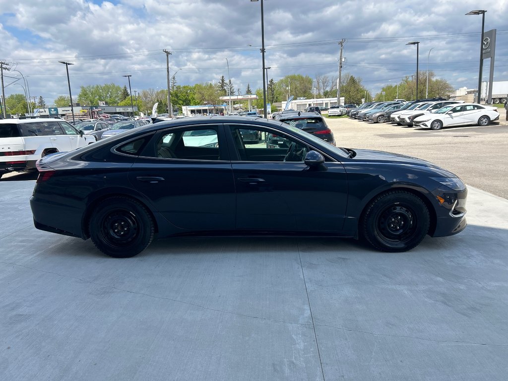 2022 Hyundai Sonata Hybrid Ultimate in Winnipeg, Manitoba - 6 - w1024h768px