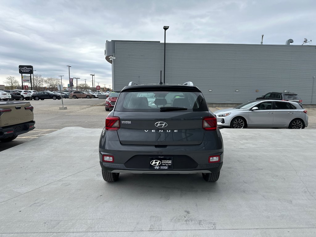 2024 Hyundai Venue Preferred Two-tone in Winnipeg, Manitoba - 4 - w1024h768px