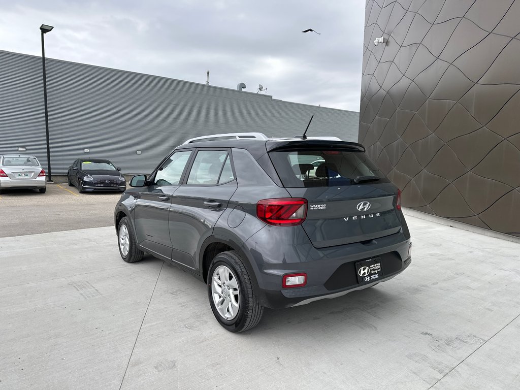2024 Hyundai Venue Preferred Two-tone in Winnipeg, Manitoba - 3 - w1024h768px