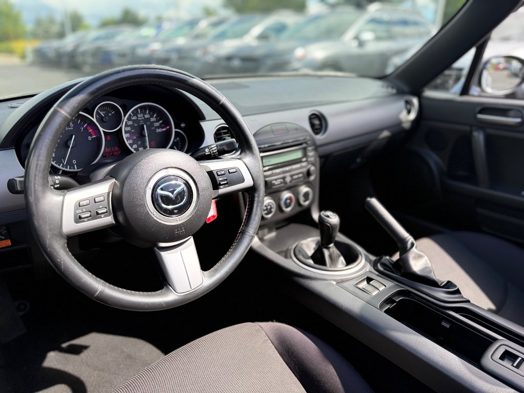 2010 Mazda MX-5 GS in Sainte-Julie, Quebec - 20 - w1024h768px