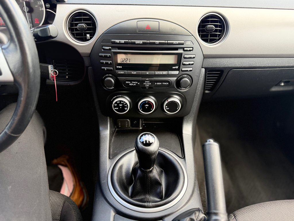2010 Mazda MX-5 GS in Sainte-Julie, Quebec - 19 - w1024h768px