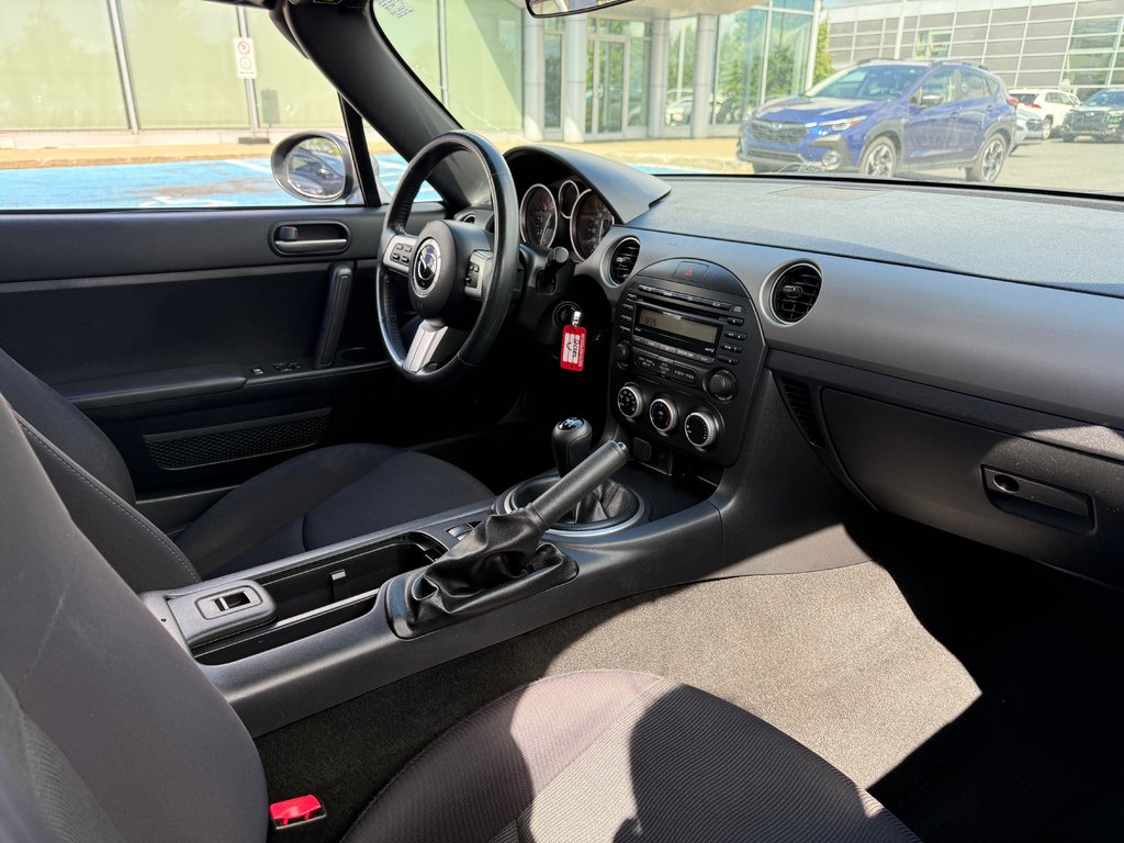 2010 Mazda MX-5 GS in Sainte-Julie, Quebec - 21 - w1024h768px