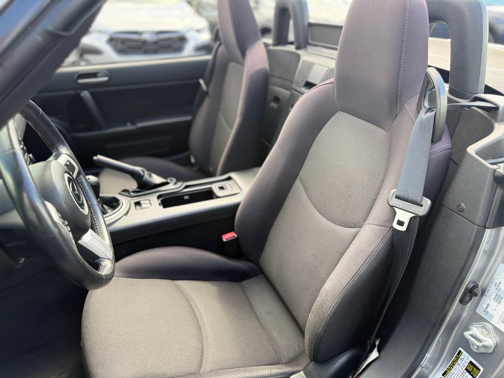 2010 Mazda MX-5 GS in Sainte-Julie, Quebec - 17 - w1024h768px