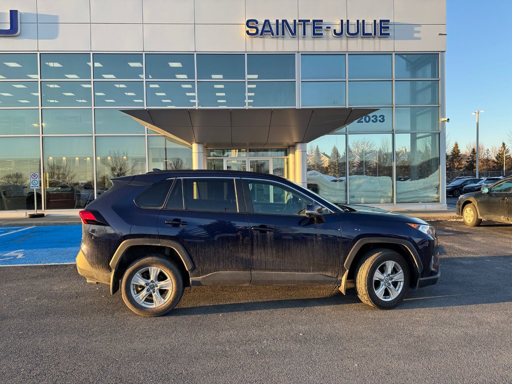 2021 Toyota RAV4 XLE AWD Volant chauffant toit ouvrant Carplay in Sainte-Julie, Quebec - 4 - w1024h768px