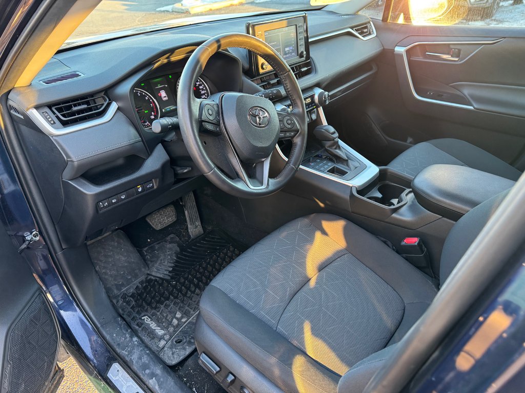 2021 Toyota RAV4 XLE AWD Volant chauffant toit ouvrant Carplay in Sainte-Julie, Quebec - 2 - w1024h768px