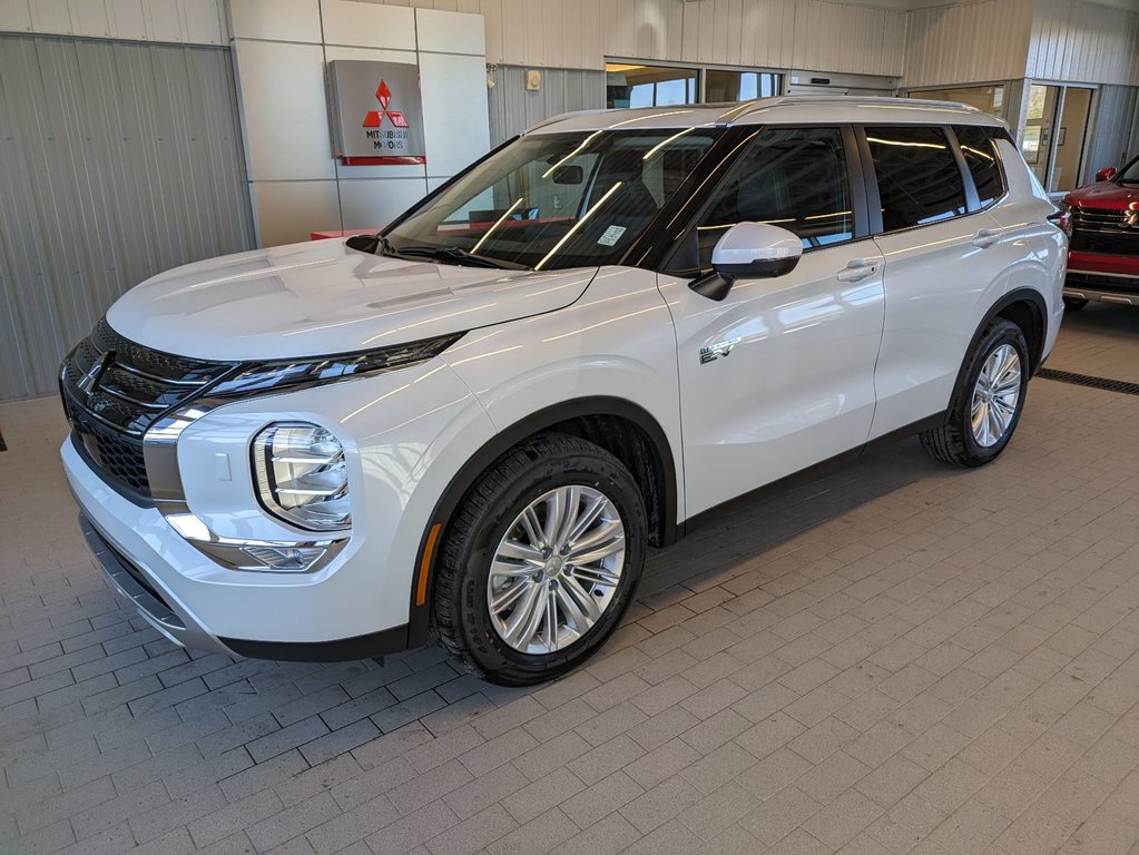 2024  Outlander Plug-In Hybrid LE in Gatineau, Quebec - 1 - w1024h768px