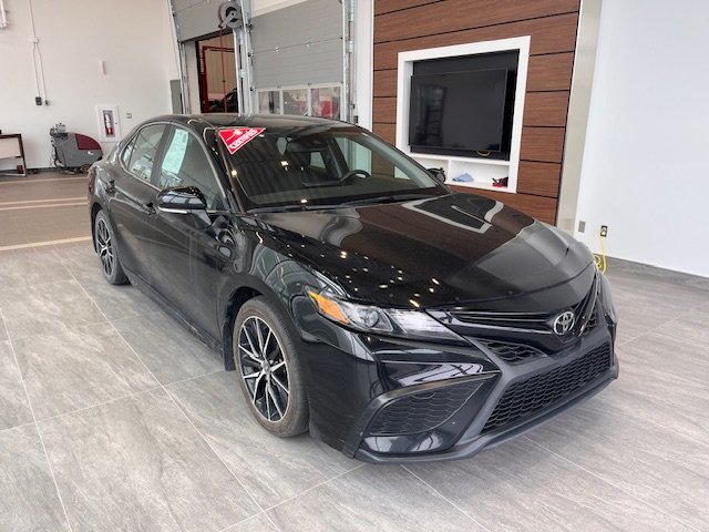 Toyota Camry SE 2023 à Rivière-du-Loup, Québec - 2 - w1024h768px