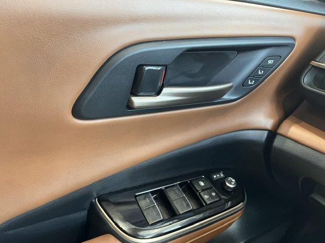 2025 Toyota Crown Signia Limited in Rivière-du-Loup, Quebec - 11 - w1024h768px