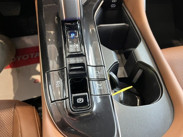 2025 Toyota Crown Signia Limited in Rivière-du-Loup, Quebec - 15 - w1024h768px