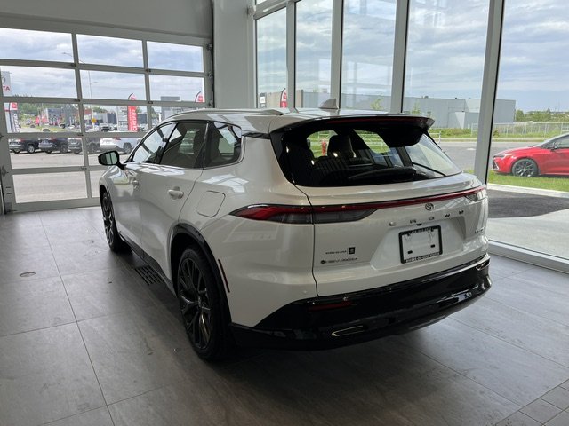 2025 Toyota Crown Signia Limited in Rivière-du-Loup, Quebec - 4 - w1024h768px