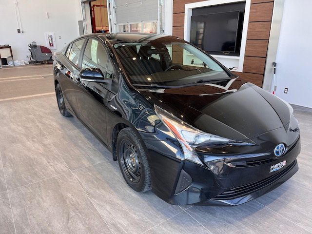 Toyota Prius  2017 à Rivière-du-Loup, Québec - 2 - w1024h768px