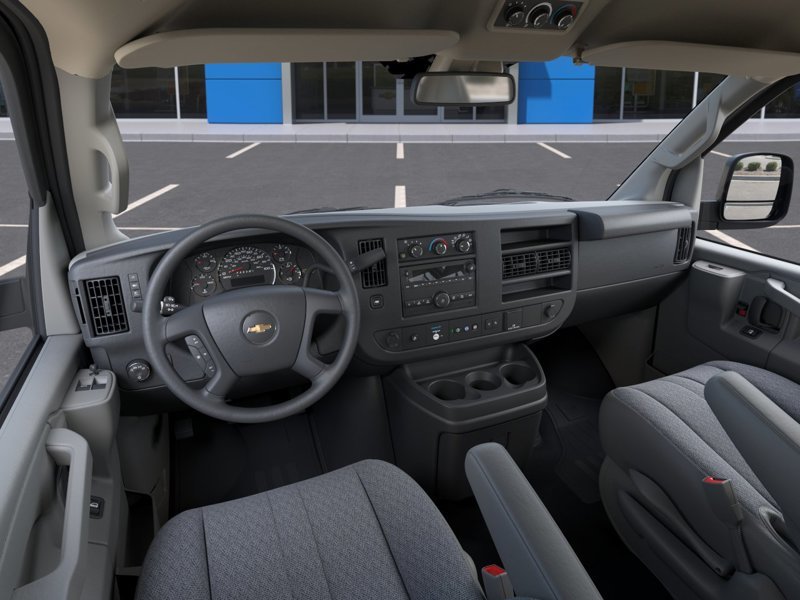 2026 Chevrolet Express Passenger 2500 LT 135'' in Charlemagne, Quebec - 5 - w1024h768px