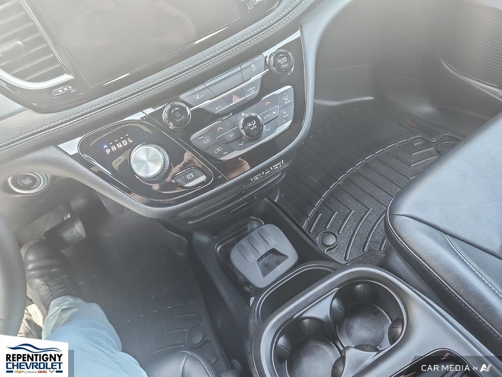 2022 Chrysler Pacifica Hybrid Touring  S  HYBRID PLUG IN in Charlemagne, Quebec - 16 - w1024h768px