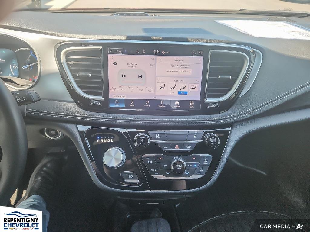 2022 Chrysler Pacifica Hybrid Touring  S  HYBRID PLUG IN in Charlemagne, Quebec - 17 - w1024h768px