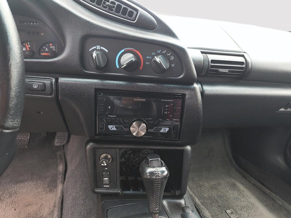 1995 Chevrolet Camaro in Rivière-du-Loup, Quebec - 14 - w1024h768px