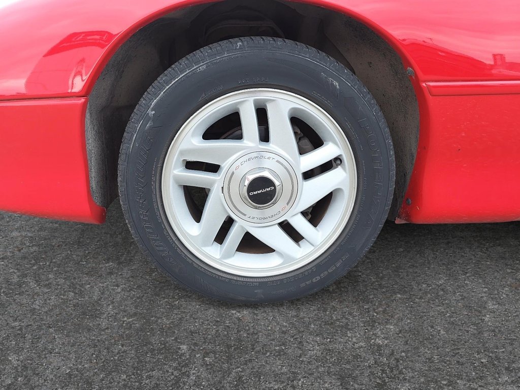 1995 Chevrolet Camaro in Rivière-du-Loup, Quebec - 9 - w1024h768px