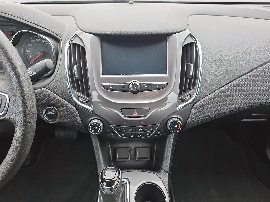 2018 Chevrolet Cruze LT TURBO in Rivière-du-Loup, Quebec - 13 - w1024h768px