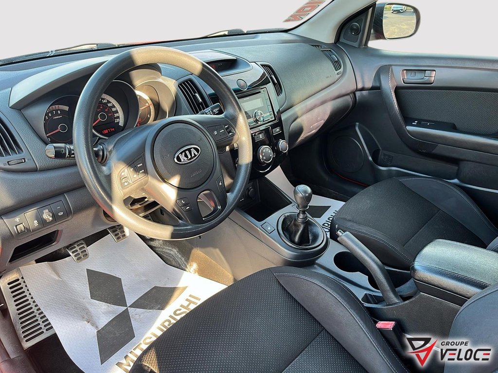 2010 Kia Forte Koup LX in Riviere-du-Loup, Quebec - 7 - w1024h768px