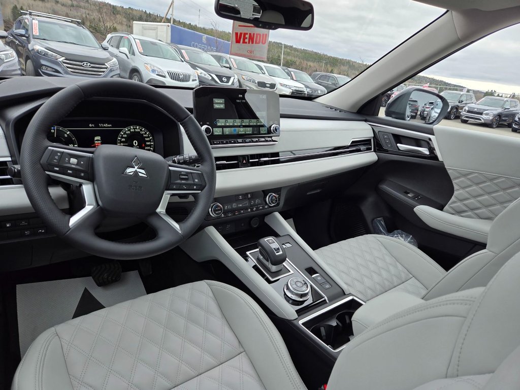 Mitsubishi Outlander Plug-In Hybrid SEL 2025 à Rivière-du-Loup, Québec - 6 - w1024h768px