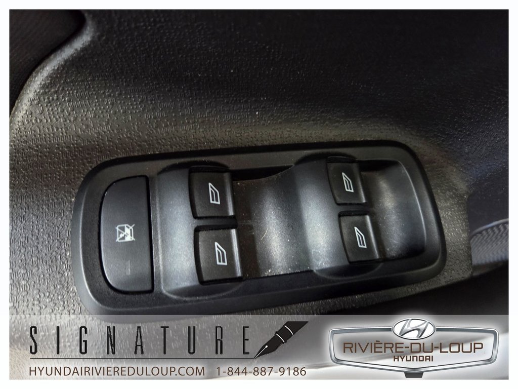 2013 Ford Fiesta SE,AUTOMATIQUE in Riviere-Du-Loup, Quebec - 15 - w1024h768px