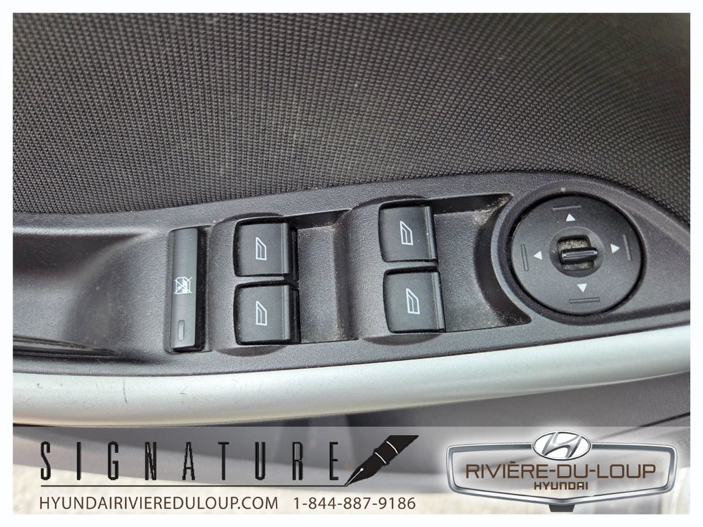 2013 Ford Focus SE in Riviere-Du-Loup, Quebec - 12 - w1024h768px