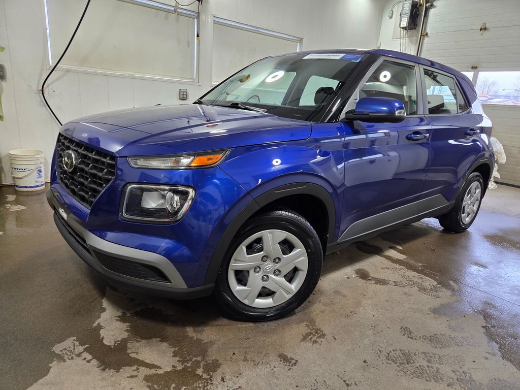 Hyundai Venue ESSENTIEL,FWD,MANUEL 2022 à Riviere-Du-Loup, Québec - 2 - w1024h768px