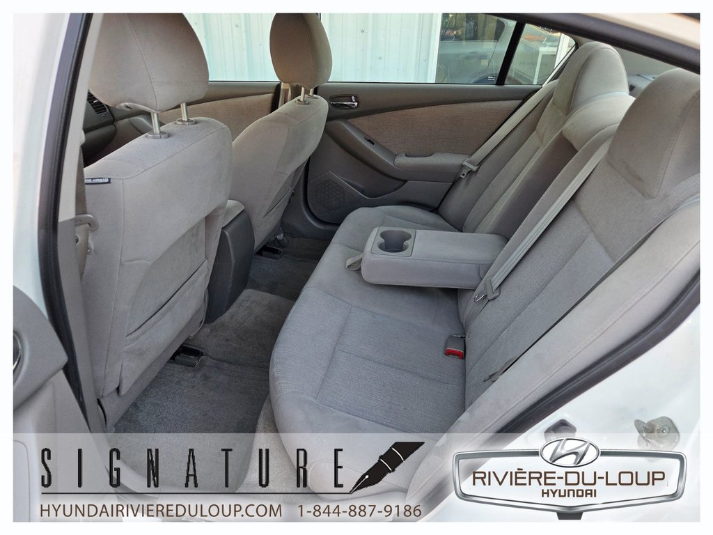 2011 Nissan Altima 2.5S SPECIAL EDITION in Riviere-Du-Loup, Quebec - 10 - w1024h768px