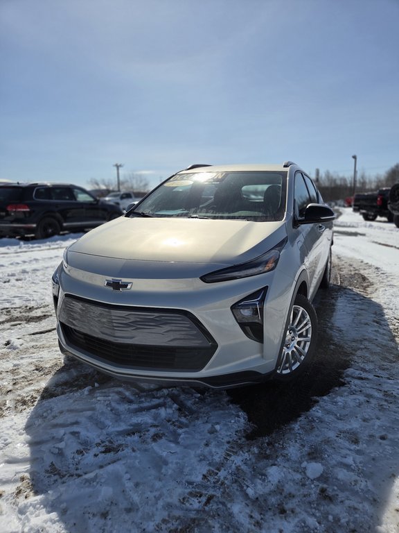 2022 Chevrolet Bolt EUV LT in Cowansville, Quebec - 1 - w1024h768px
