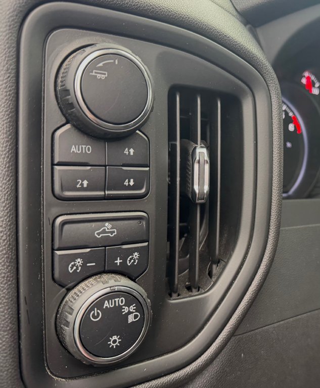 Chevrolet Silverado 1500 Custom Trail Boss 2024 à Cowansville, Québec - 13 - w1024h768px