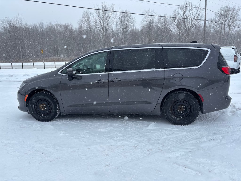 2022 Chrysler Grand Caravan SXT in Cowansville, Quebec - 2 - w1024h768px