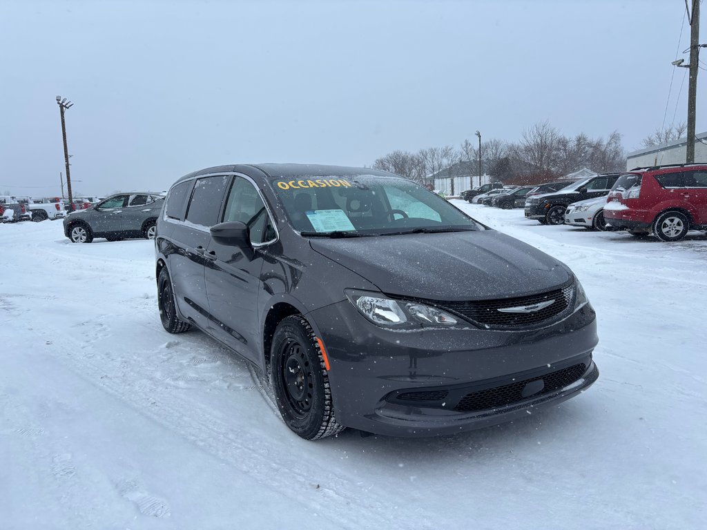 2022 Chrysler Grand Caravan SXT in Cowansville, Quebec - 9 - w1024h768px