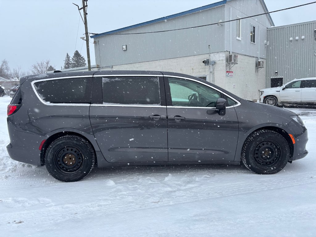 2022 Chrysler Grand Caravan SXT in Cowansville, Quebec - 8 - w1024h768px