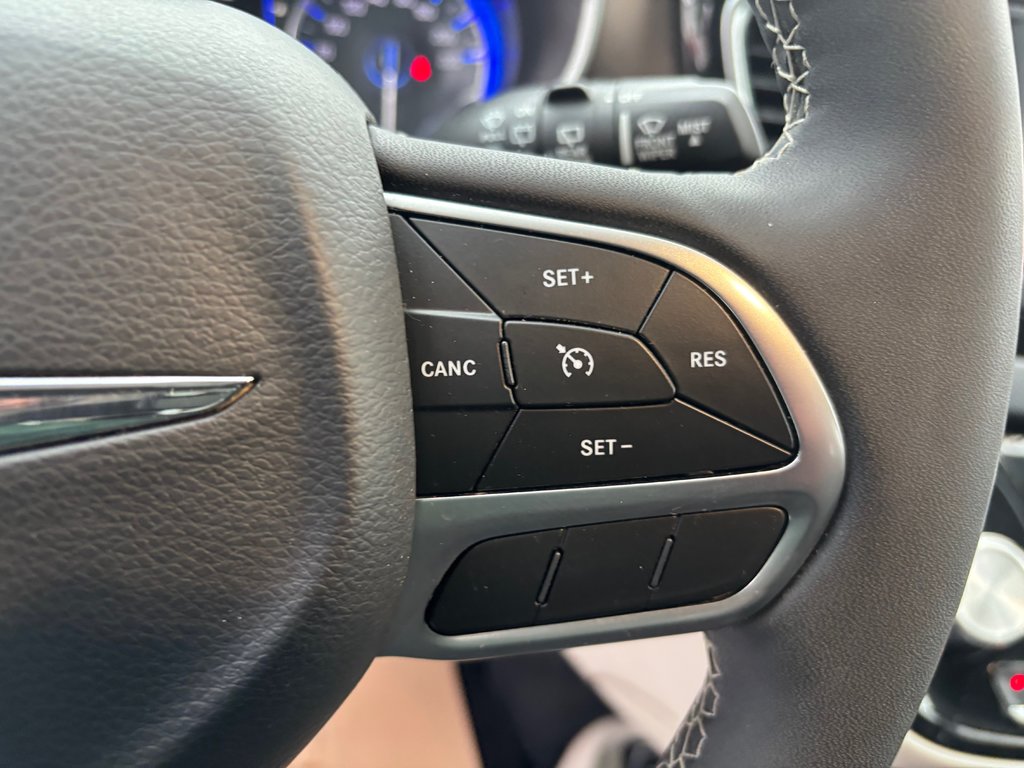 2022 Chrysler Grand Caravan SXT in Cowansville, Quebec - 15 - w1024h768px