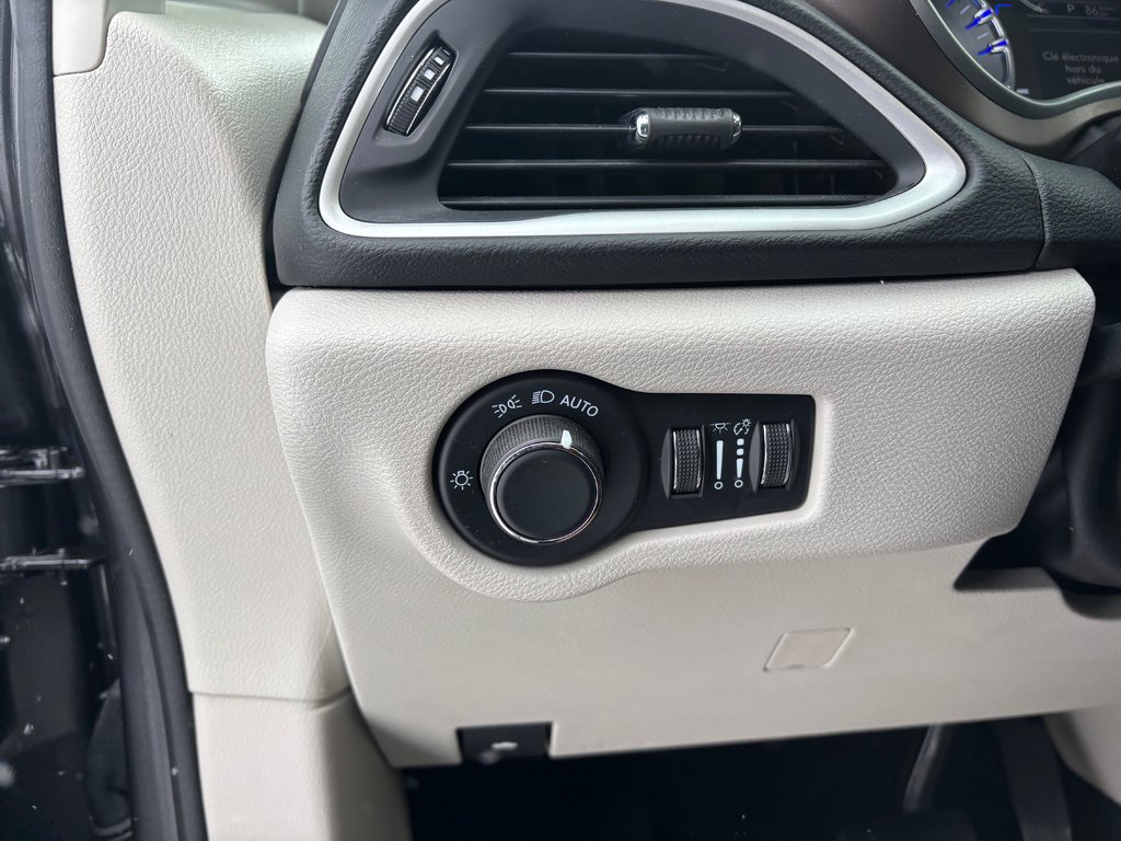 2022 Chrysler Grand Caravan SXT in Cowansville, Quebec - 13 - w1024h768px