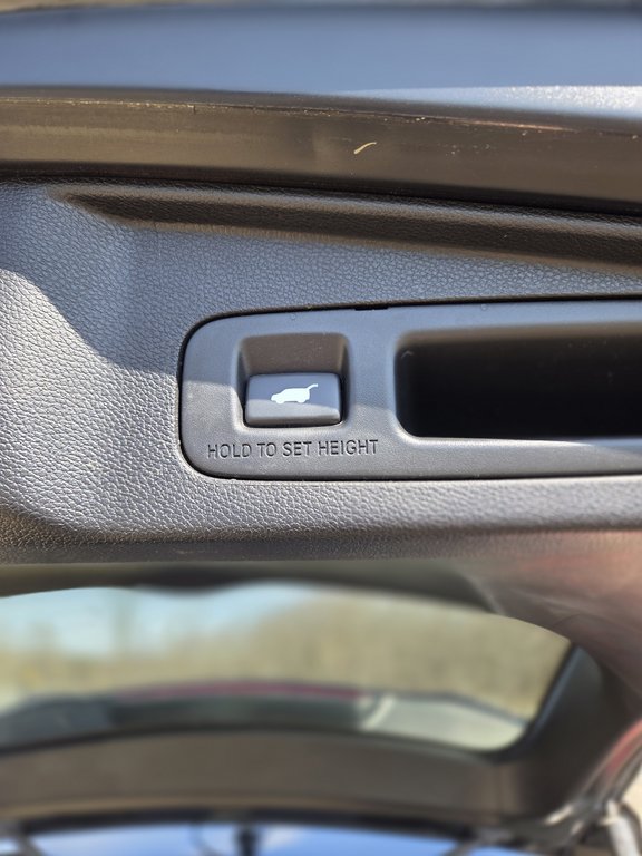 2019 Honda CR-V Touring in Cowansville, Quebec - 17 - w1024h768px