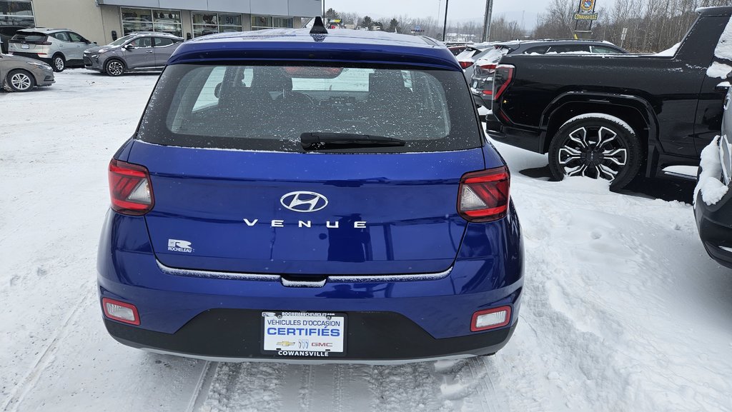 2022 Hyundai Venue Essential in Cowansville, Quebec - 4 - w1024h768px