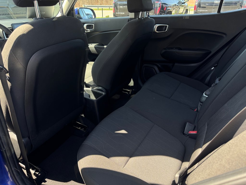 Hyundai Venue Essential 2022 à Cowansville, Québec - 3 - w1024h768px