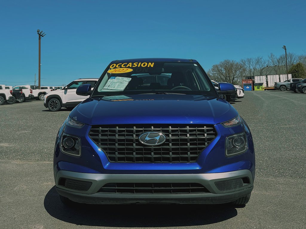 Hyundai Venue Essential 2022 à Cowansville, Québec - 2 - w1024h768px
