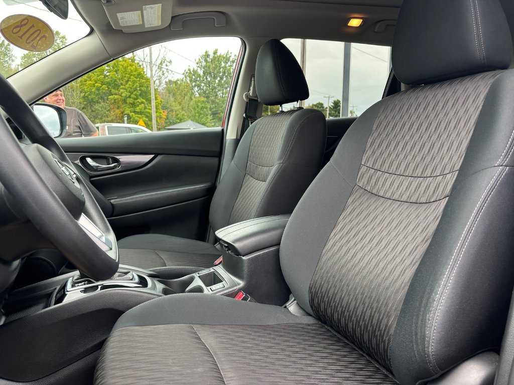 2018 Nissan Rogue SV in Cowansville, Quebec - 10 - w1024h768px