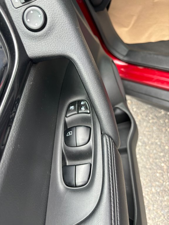 2018 Nissan Rogue SV in Cowansville, Quebec - 8 - w1024h768px