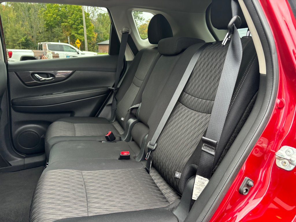 2018 Nissan Rogue SV in Cowansville, Quebec - 20 - w1024h768px