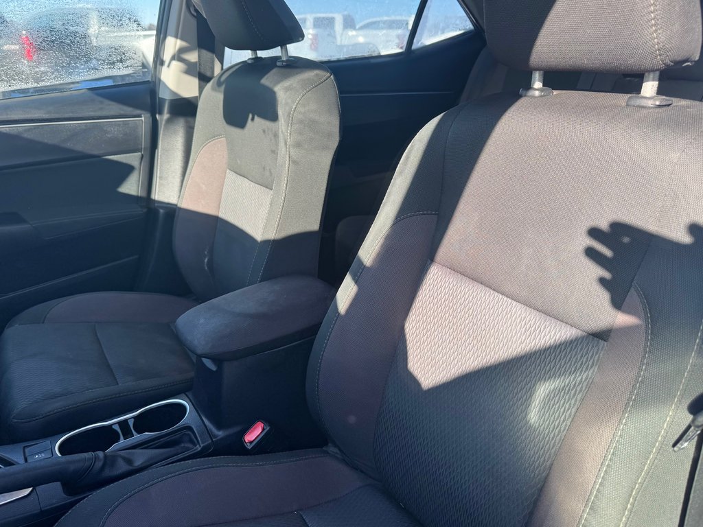 2017 Toyota Corolla CE in Cowansville, Quebec - 9 - w1024h768px