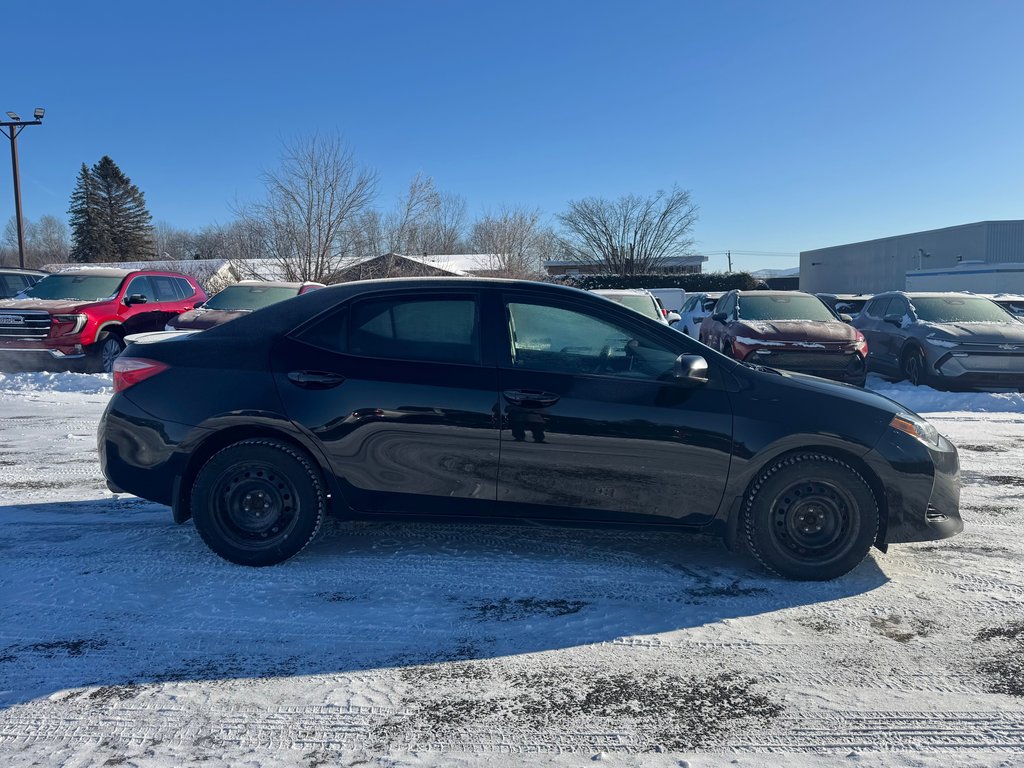 2017 Toyota Corolla CE in Cowansville, Quebec - 4 - w1024h768px