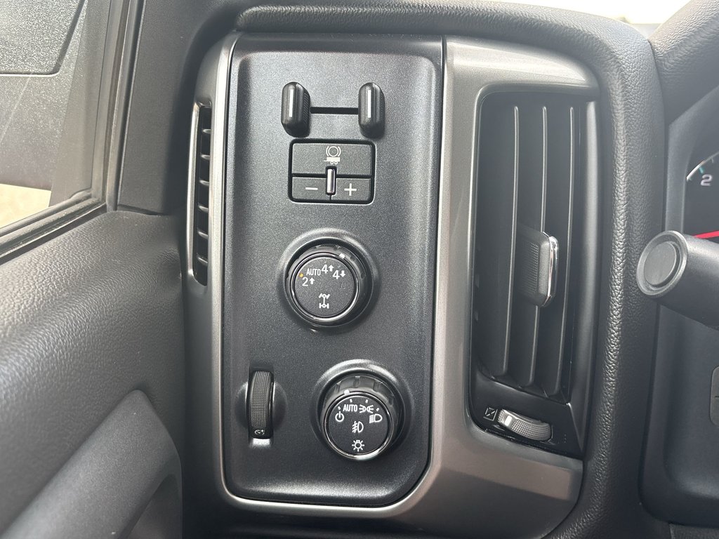 2018 Chevrolet SILVERADO LT True North | Leather | HtdSeats | Cam | USB in Saint John, New Brunswick - 19 - w1024h768px