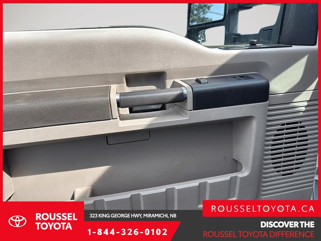 2010 Ford Super Duty F-450 DRW XL in Miramichi, New Brunswick - 7 - w1024h768px