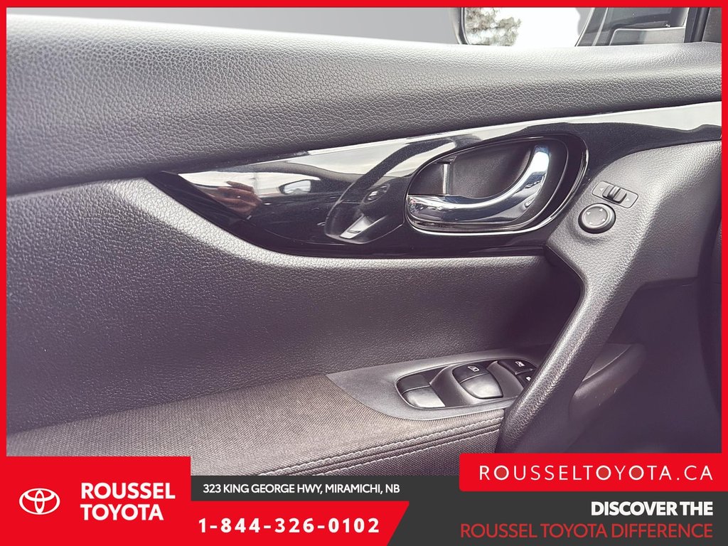 2017 Nissan Qashqai SV-FWD in Miramichi, New Brunswick - 11 - w1024h768px