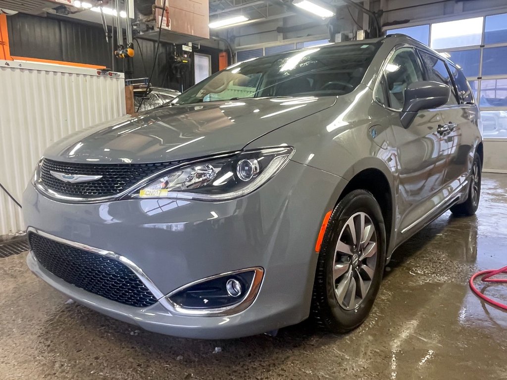 2020 Chrysler Pacifica Hybrid in St-Jérôme, Quebec - 1 - w1024h768px