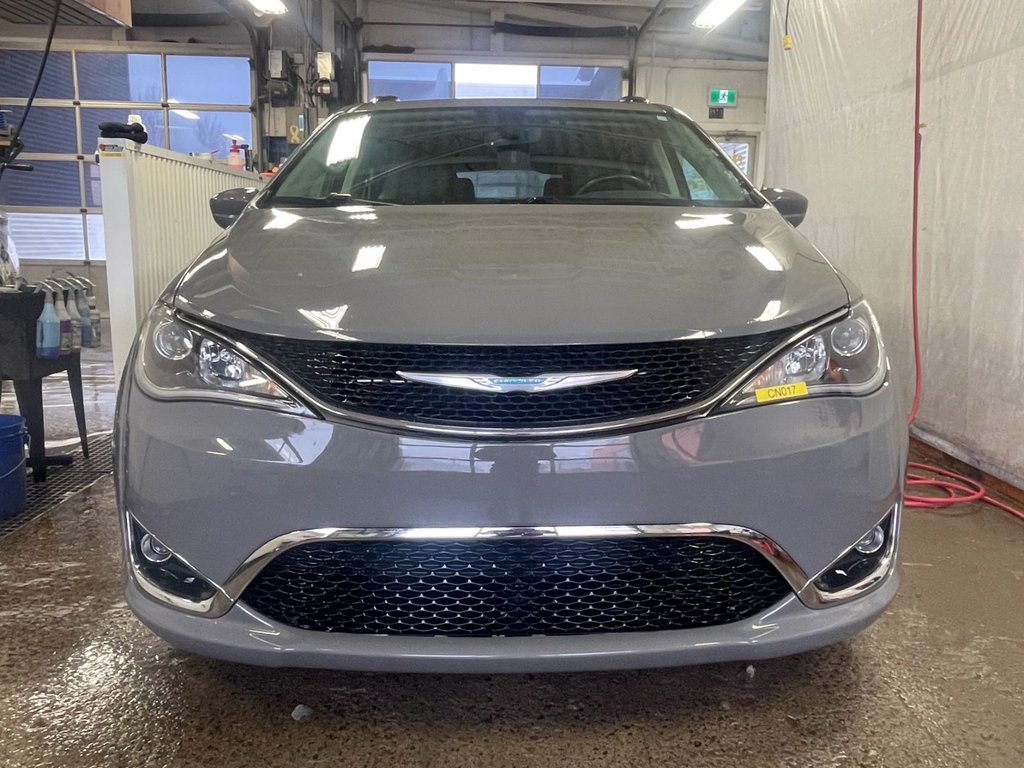 2020 Chrysler Pacifica Hybrid in St-Jérôme, Quebec - 4 - w1024h768px