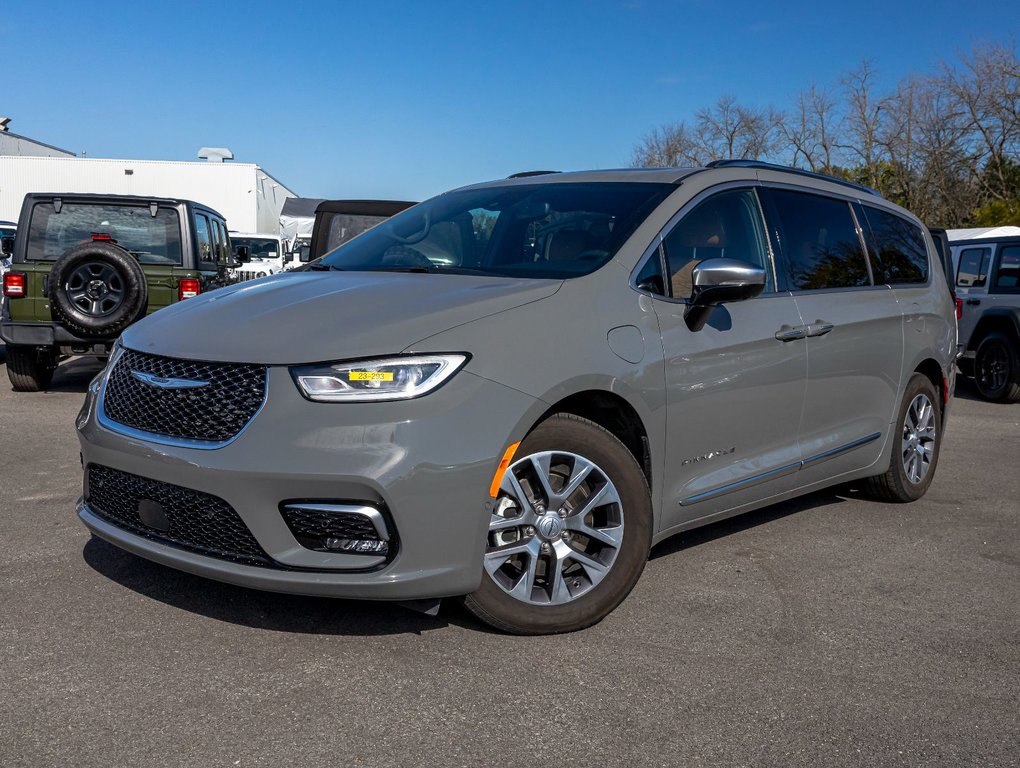 Chrysler Pacifica Hybrid  2023 à St-Jérôme, Québec - 1 - w1024h768px